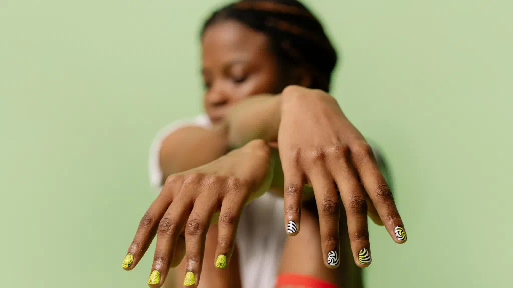 Gepflegte Hände mit glänzender Shellac- und Gel-Maniküre nebeneinander