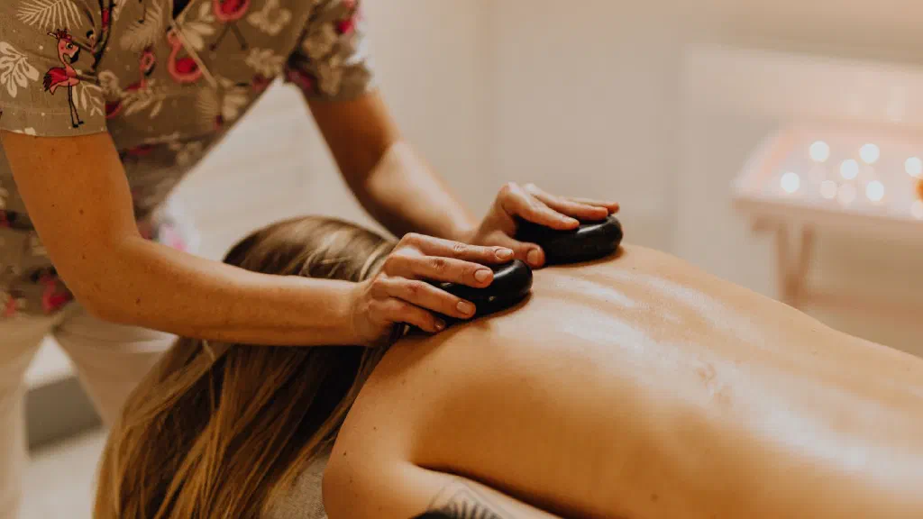 Person in einer Kältekammer während einer Kryotherapie-Sitzung