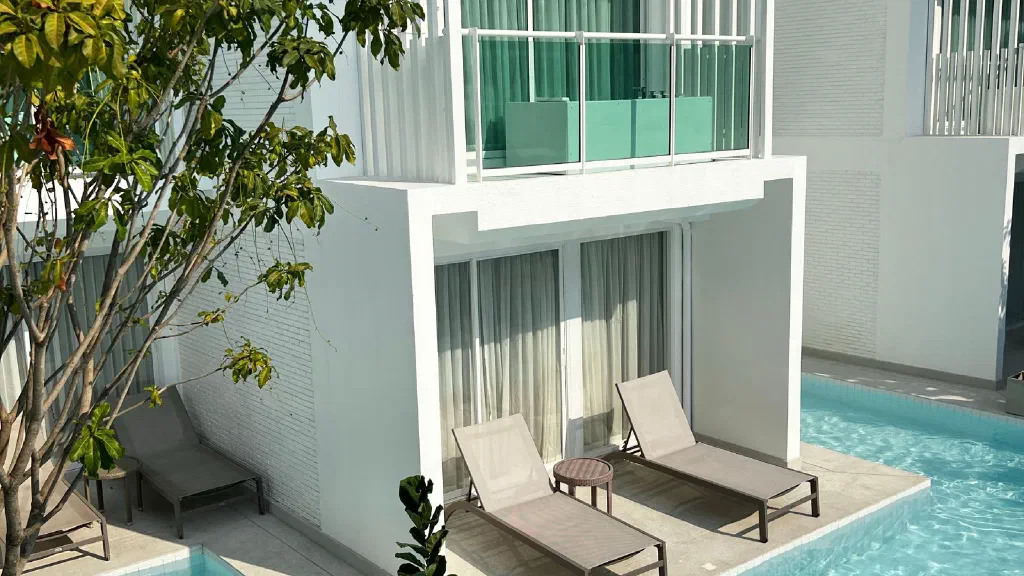 Ruhiger Spa-Bereich eines Wellnesshotels mit Pool und Liegen